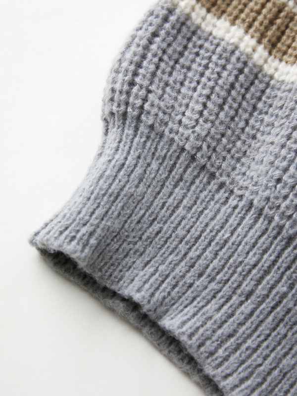 Sudadera de hombre en tejido calentito con rayas de colores en contraste-8